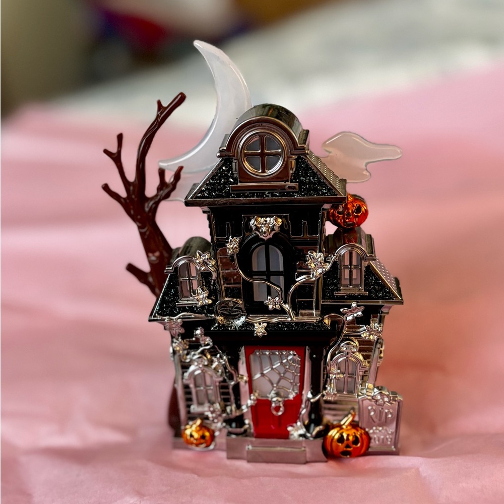 Bath & Body Works Halloween Haunted House wallflow - Black, Silver, Red, Orange
